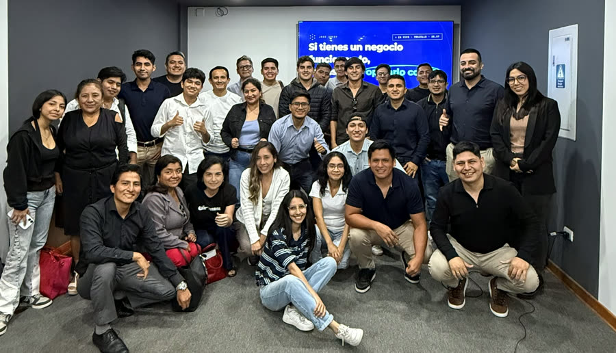 La sala llena del evento del 25 de julio de 2026 en Business Cowork El Golf, Trujillo.